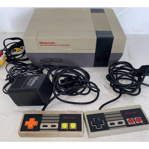 NINTENDO NES-001 Console Bundle With 2 Controllers! - Picture 1 of 10